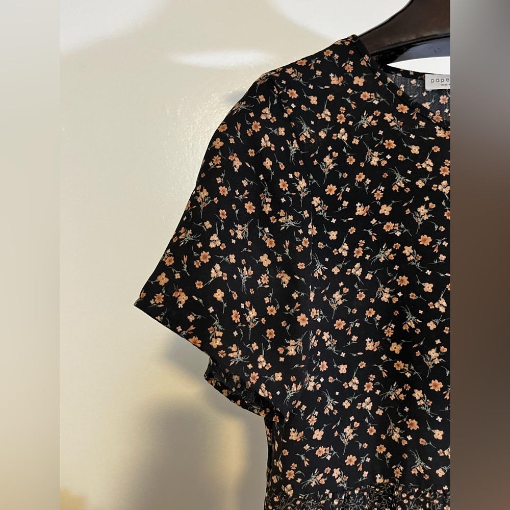 🌸 Paper Crane Black Floral Tiered Blouse 🌸
Size: Medium ✨ - Picture 3 of 5
